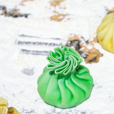 Khinkali hamur köftesi doldurulmuş et ya da sebzeli sağlıklı yiyecek atıştırmalık fotokopi alanı arka plan kırsal 