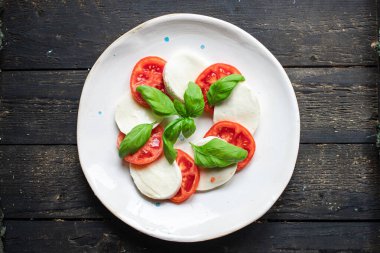 Caprese salatası mozzarella peyniri, domates menüsü fotokopi odası arka plan kırsal. Top view keto ya da paleo diyet vejetaryen ya da vejetaryen yemekleri 