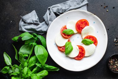 Caprese salatası mozzarella peyniri, domates menüsü fotokopi odası arka plan kırsal. Top view keto ya da paleo diyet vejetaryen ya da vejetaryen yemekleri 