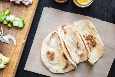 Taco, sebze, kebap, yassı ekmek, masaya. Sağlıklı beslenme, atıştırmalık, fotokopi, arka plan kırsal. Vejetaryen ya da vejetaryen yemekleri.