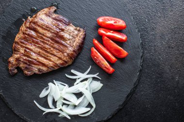 Biftek sulu et ızgara barbekü B-B-Q masada, sağlıklı yemek aperatifi fotokopi uzay yiyecek arka plan kırsal üst görüş 