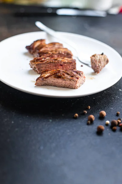 Carne Manzo Carne Succosa Barbecue Alla Griglia Sul Tavolo Pasto — Foto Stock