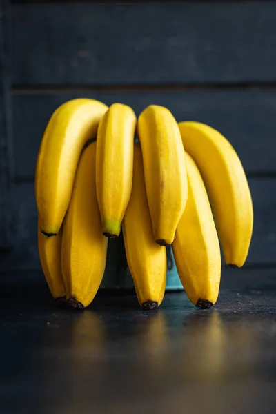 Бананы Свежие Спелые Фрукты Еды Закуски Скопировать Пространство Питания Фона — стоковое фото
