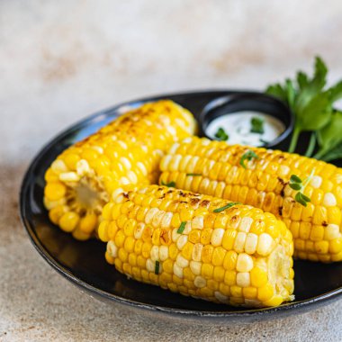 Mısır ızgarası, mısır koçanı, lezzetli yemek, abur cubur, arka plandaki uzay yiyeceklerinin kopyası. Top view keto ya da paleo diyet vejetaryen ya da vejetaryen yemekleri