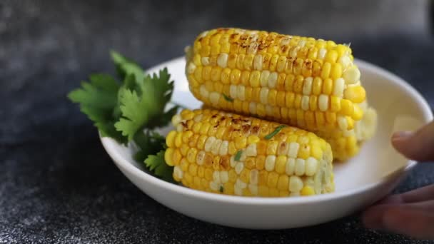 Gegrillte Maiskolben Mit Petersilie — Stockvideo