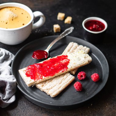 Sandviç reçeli ve bir fincan kahve böğürtlen reçeli, tereyağı, organik tam tahıllı diyet ekmeği masada gevrek, sağlıklı yemek atıştırmalığı fotokopi alanı arka plan kırsal 