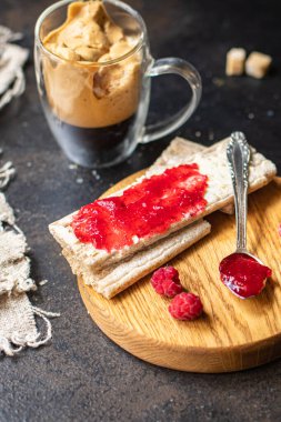 Sandviç reçeli ve bir fincan kahve böğürtlen reçeli, tereyağı, organik tam tahıllı diyet ekmeği masada gevrek, sağlıklı yemek atıştırmalığı fotokopi alanı arka plan kırsal 