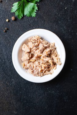 Masaya konserve ton balığı konservesi. Sağlıklı atıştırmalıklar. Arka plandaki uzay yiyeceklerinin kopyası. en üstteki görünüm 