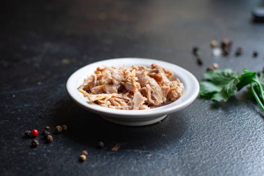 Masaya konserve ton balığı konservesi. Sağlıklı atıştırmalıklar. Arka plandaki uzay yiyeceklerinin kopyası. en üstteki görünüm 