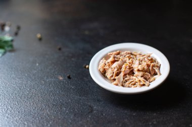 Masaya konserve ton balığı konservesi. Sağlıklı atıştırmalıklar. Arka plandaki uzay yiyeceklerinin kopyası. en üstteki görünüm 