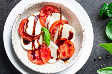 Caprese salatası mozzarella peyniri, domates fesleğeni italyan aperatifi... en üstteki görünüm