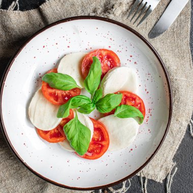 Caprese salatası mozzarella peyniri, domates fesleğeni italyan aperatifi... en üstteki görünüm