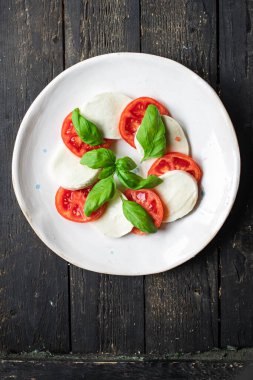 Caprese salatası mozzarella peyniri, domates fesleğeni italyan aperatifi... en üstteki görünüm