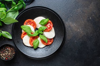 Caprese salatası mozzarella peyniri, domates fesleğeni italyan aperatifi... en üstteki görünüm
