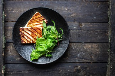 Peynirli ızgara halloumi kızarmış barbekü atıştırmalığı fotokopi alanı arka plan kırsal üst görünüm 