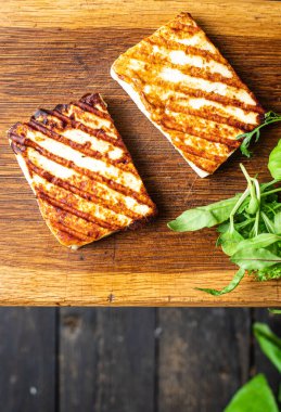 Peynirli ızgara halloumi kızarmış barbekü atıştırmalığı fotokopi alanı arka plan kırsal üst görünüm 
