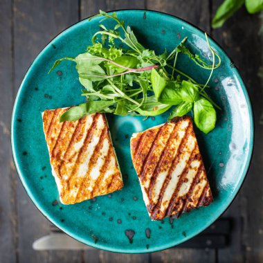 Peynirli ızgara halloumi kızarmış barbekü atıştırmalığı fotokopi alanı arka plan kırsal üst görünüm 