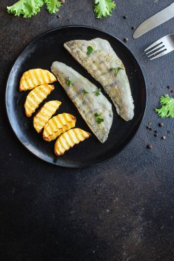 Kızarmış balık ve patates turna balığı taze deniz ürünleri organik ürünler abur cubur, arka plandaki uzay yiyeceklerinin kopyası. Üst görünüm keto veya paleo diyet vejetaryen gıdalar pesseeter diyet