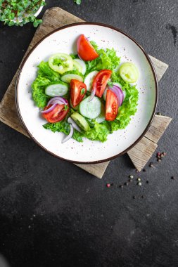 Salata sebzeli domates, salatalık, biber, soğan, marul, atıştırmalık fotokopi arka plan kırsal. en üstteki görünüm