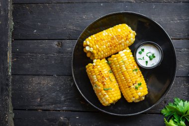 Mısır koçanı ızgara mısır fast food atıştırmalık fotokopi alanı arka plan kırsal üst görünüm