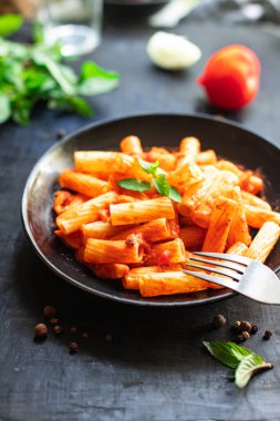 makarnalı domates soslu İtalyan yemeği masada atıştırmalık fotokopi alanı arka plan kırsal