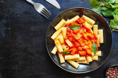 makarnalı domates soslu İtalyan yemeği masada atıştırmalık fotokopi alanı arka plan kırsal