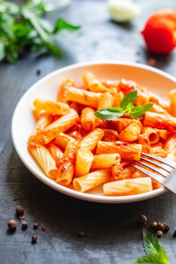 makarnalı domates soslu İtalyan yemeği masada atıştırmalık fotokopi alanı arka plan kırsal