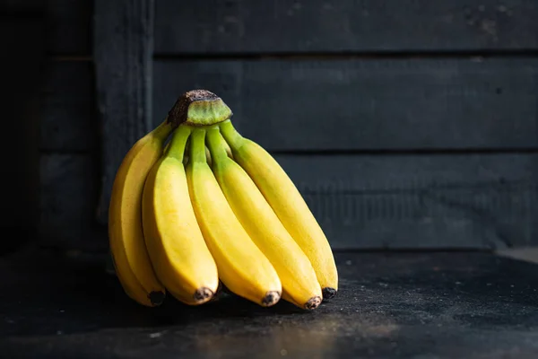 香蕉果粉新鲜零食仿制太空食物背景乡村景色 — 图库照片