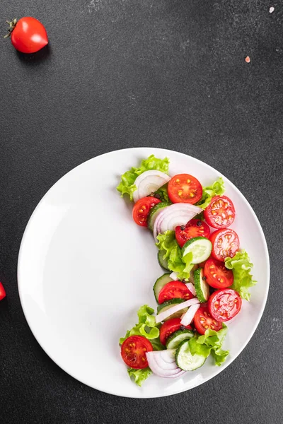 Salada Legumes Pepino Tomate Cebola Alface Alimentos Produtos Orgânicos Refeição — Fotografia de Stock