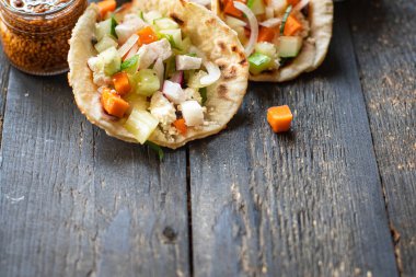 Taco, sebze, kebap, yassı ekmek, masaya. Sağlıklı yemek, fotokopi, uzay, yiyecek arka plan, kırsal görüş.