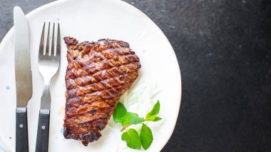 Biftek ızgara ızgara, masada ızgara, sağlıklı yemek aperatifi fotokopi, arka planda kırsal alan. 