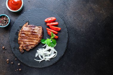 Biftek ızgara ızgara, masada ızgara, sağlıklı yemek aperatifi fotokopi, arka planda kırsal alan. 