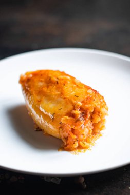 biberli pilav doldurulmuş domates sosu taze sebze tabağı üzerinde sebzeler fotokopi uzayı yemek arka plan rustik keto ya da paleo diyet vejetaryen ya da vejetaryen yemeği