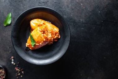 biberli pilav doldurulmuş domates sosu taze sebze tabağı üzerinde sebzeler fotokopi uzayı yemek arka plan rustik keto ya da paleo diyet vejetaryen ya da vejetaryen yemeği