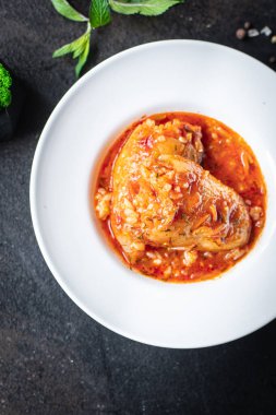 biberli pilav doldurulmuş domates sosu taze sebze tabağı üzerinde sebzeler fotokopi uzayı yemek arka plan rustik keto ya da paleo diyet vejetaryen ya da vejetaryen yemeği