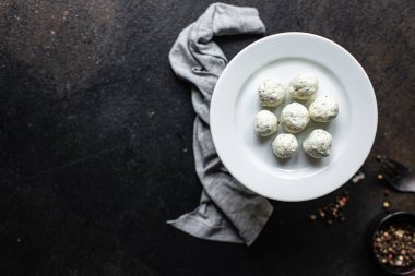 Köfteler, tavuklar, organik beslenme menüleri masada, sağlıklı çerezler, fotokopi, uzay yiyecekleri arka plan rustik keto veya paleo diyeti.