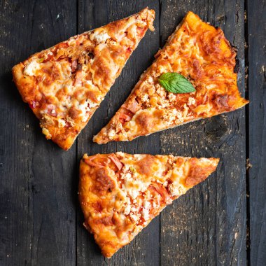 Pizza dilimleri, sıcak atıştırmalıklar, hazır yemek, masada yemek, sağlıksız atıştırmalıklar...  