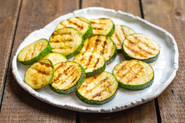 Kabak ızgara sebzeler masada sağlıklı sebzeler, fotokopi çekilen uzay yemekleri arka planda kırsal vejetaryen ya da vejetaryen yemekleri.