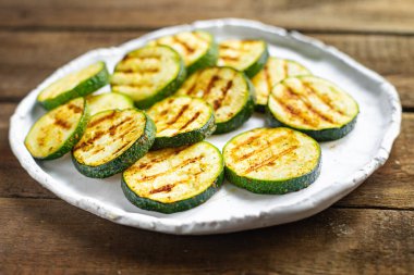 Kabak ızgara sebzeler masada sağlıklı sebzeler, fotokopi çekilen uzay yemekleri arka planda kırsal vejetaryen ya da vejetaryen yemekleri.