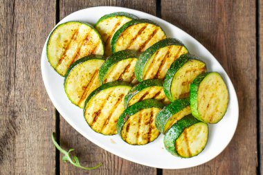 Kabak ızgara sebzeler masada sağlıklı sebzeler, fotokopi çekilen uzay yemekleri arka planda kırsal vejetaryen ya da vejetaryen yemekleri.