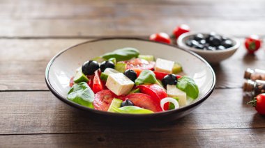 beyaz peynir ve sebze ile Yunan salatası