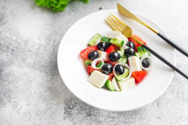 Yunan salatası fetası, zeytin, sebze, domates, et yok organik yiyecek yok arka plandaki yiyeceklerin fotokopi makinesinde atıştırmalık. Top view keto ya da paleo diyet vejetaryen ya da vejetaryen yemekleri 