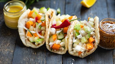 Tako, sebze dolması kebapçı kebap, pita yemeği aperatifi, arka plandaki uzay yiyeceklerinin fotokopisi. Top view keto ya da paleo diyet vejetaryen ya da vejetaryen yemekleri
