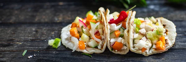 Tacos Warzywa Nadziewane Flatbread Doner Kebab Pita Posiłek Przekąska Stole — Zdjęcie stockowe