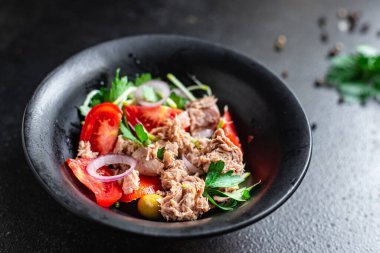 Ton balığı salatası sebze domates, zeytin konservesi ton balığı tabağı, sağlıklı yemek fotokopisi arka plan yiyecekleri keto veya paleo diyet vejetaryen diyeti. 