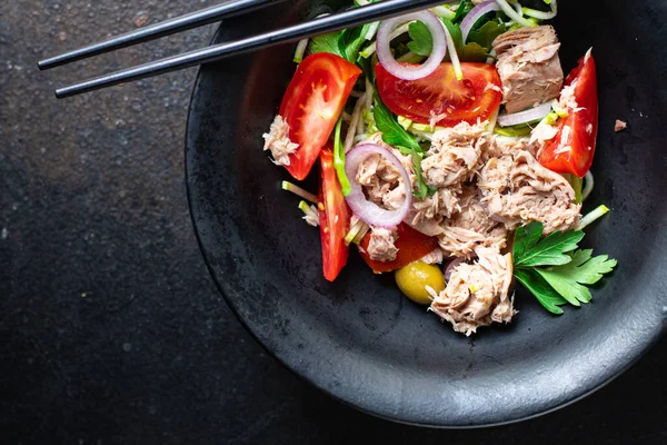 Ensalada Atún Verduras Mariscos Tomate Aceitunas Conservas Atún Plato Pescado — Foto de Stock