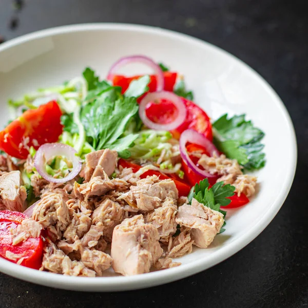 Ensalada Atún Verduras Mariscos Tomate Aceitunas Conservas Atún Plato Pescado — Foto de Stock