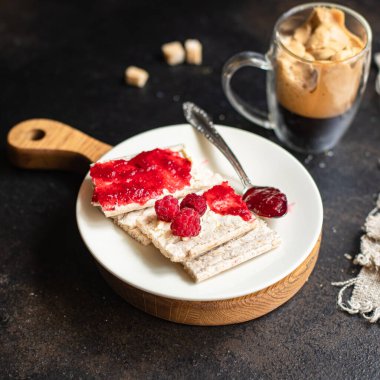 Reçelli sandviç ve bir fincan kahve tatlı böğürtlen reçeli, tereyağlı tahıllı diyet ekmeği masada gevrek, sağlıklı yemek atıştırmalığı fotokopi alanı arka plan kırsal 