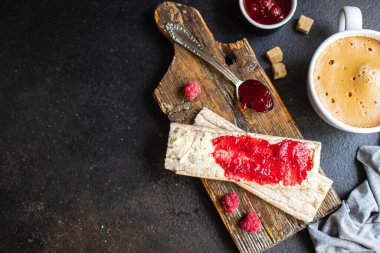 Reçelli sandviç ve bir fincan kahve tatlı böğürtlen reçeli, tereyağlı tahıllı diyet ekmeği masada gevrek, sağlıklı yemek atıştırmalığı fotokopi alanı arka plan kırsal 
