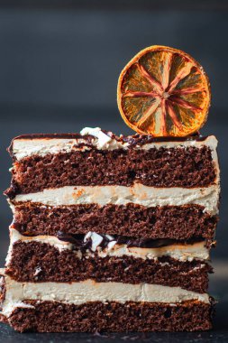 Bir parça kek çikolatalı fındık, kahve şurubu aromalı baharatlar, bal, ganache tatlısı tatlı bayram yemeği atıştırmalığı fotokopi uzay yemeği arka plan kırsal